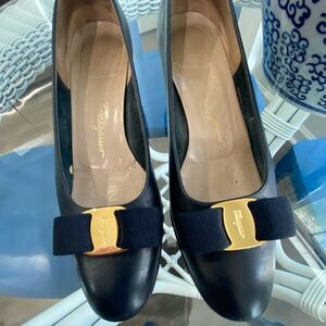 Ferragamo low heeled Vara pump in Navy